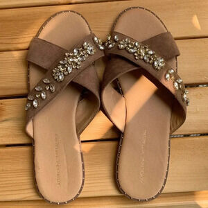 9.5 M Adrienne Vittadini Tan Faux Suade Slide on Sandal with embellishments